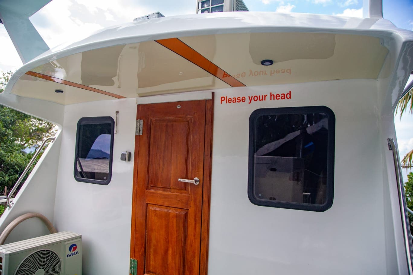 Fast boat interior seating